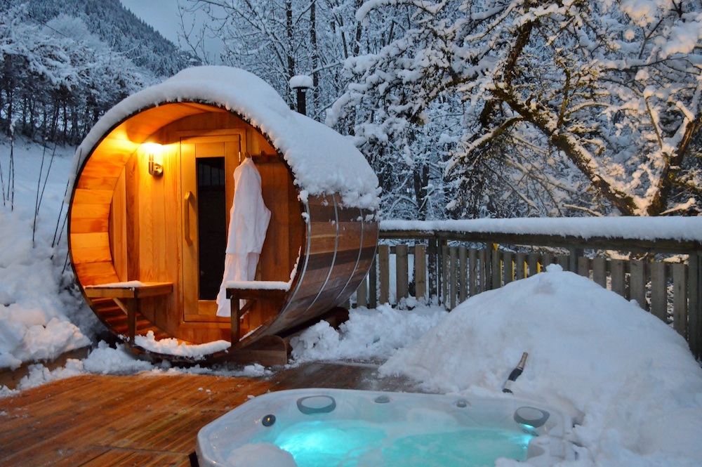 barrel-sauna-in-snow.jpg